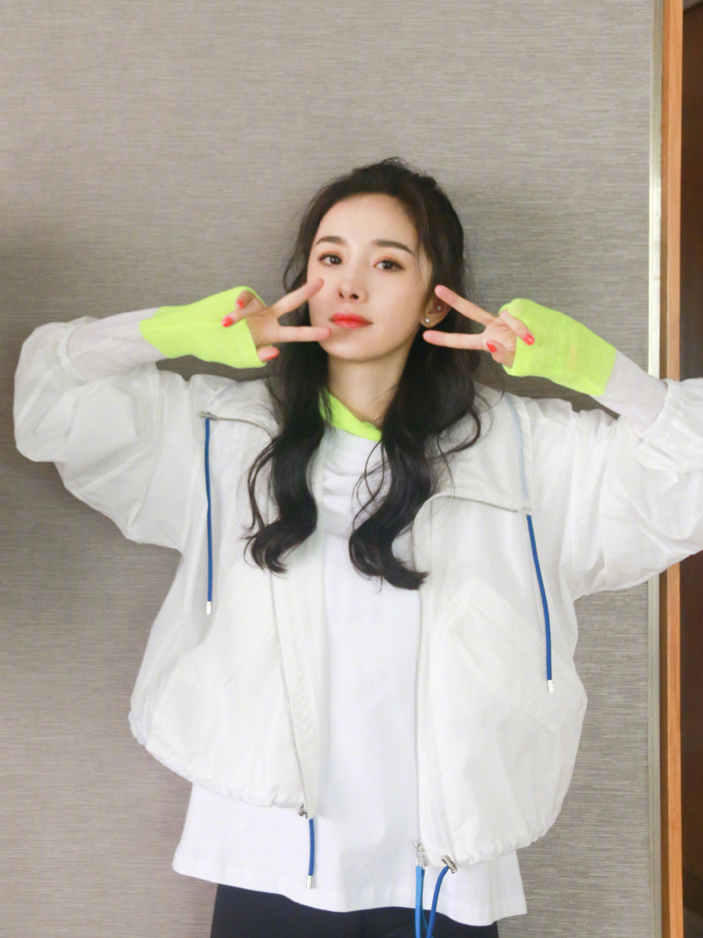 杨幂带货女王,带货女王杨幂再秀减龄穿搭