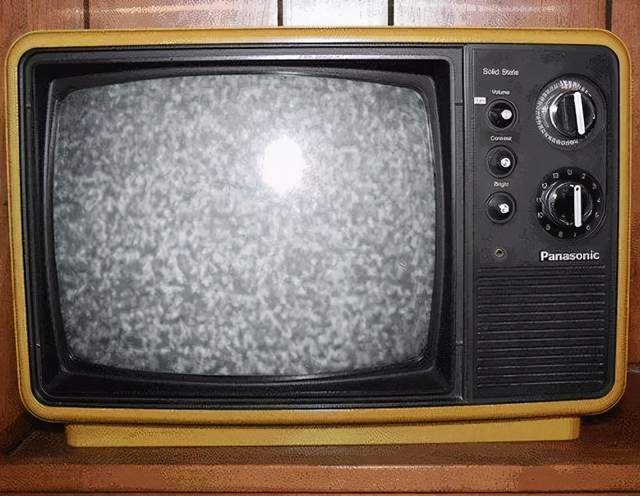 童年的假期已经由一串色彩斑斓的珠子散落成一根毛糙的细绳