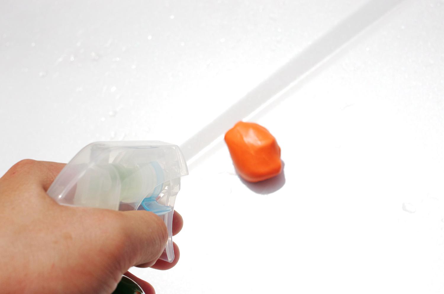 汽车布座椅有污渍怎么清洗,白色汽车上有黑色污渍怎么清洗