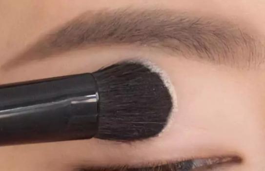 眼妆怎么画显大又干净眼影盘推荐,眼影的画法和技巧一周眼妆不重样