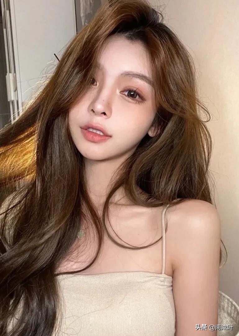 超级显白酷感爆棚的发色推荐,女生好看的偏冷绿调雾感发色