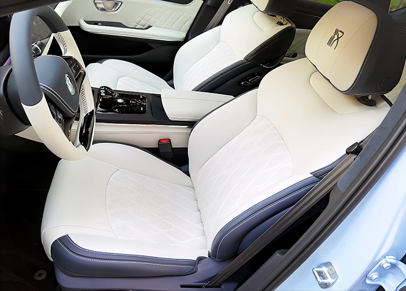 比亚迪汉ev浅色版,比亚迪汉ev内饰白色会变黄