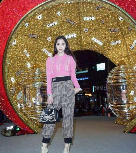 欧阳娜娜穿天空蓝背带裤,欧阳娜娜18岁演唱会黑色礼服