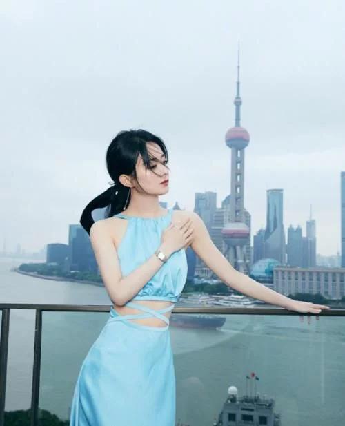 刘诗诗倪妮赵丽颖同框,刘诗诗赵丽颖机场穿搭