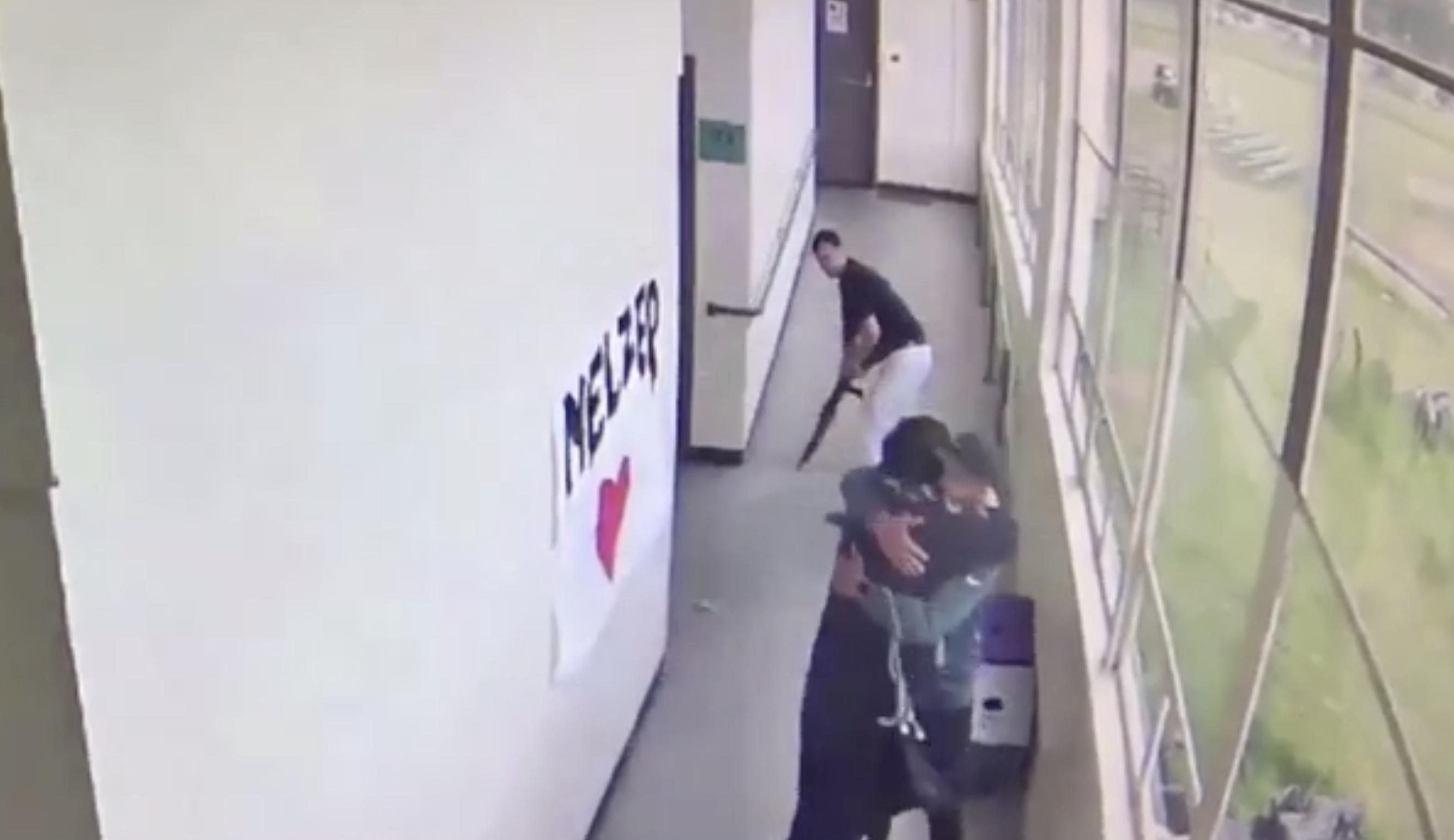 美国足球教练用拥抱平息一持枪学生的情绪，这一幕被监控录了下来