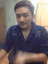 “兄弟睡觉压得胳膊都变色了，要不要叫醒他？”醒来一定很酸爽