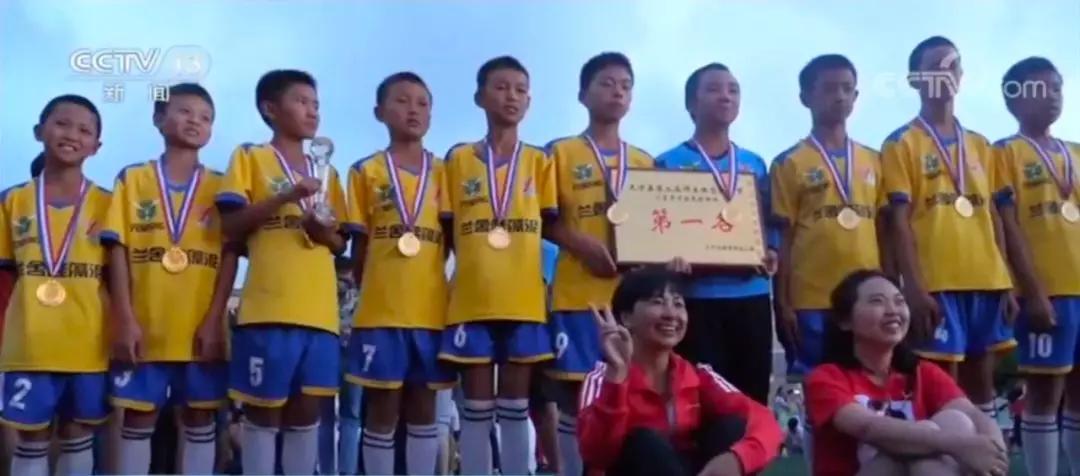 教诗歌的语文老师带出足球队,教足球的语文老师