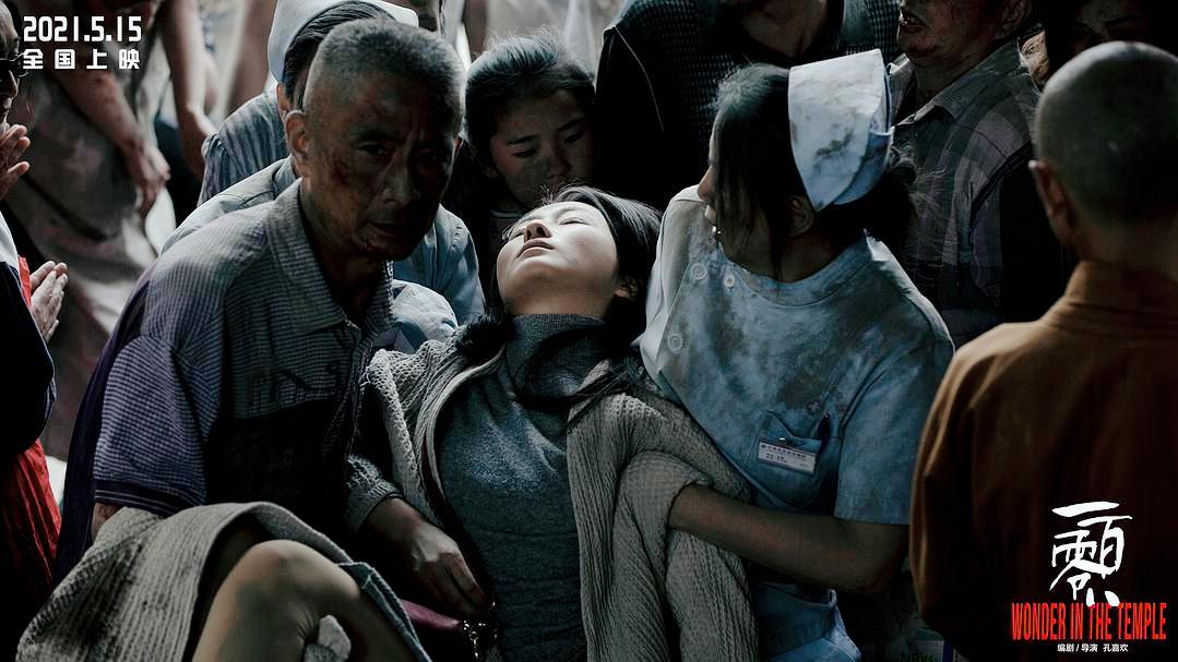 吴京零片酬助演汶川地震改编电影,吴京救灾真实照片