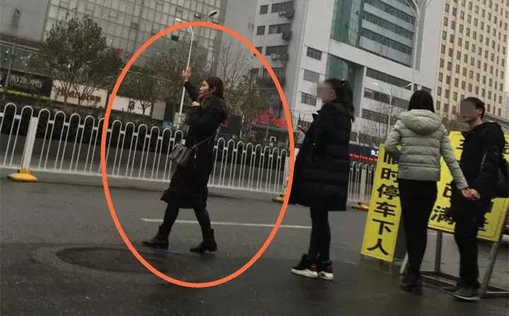 医院门口都有什么人,医院门口一群人