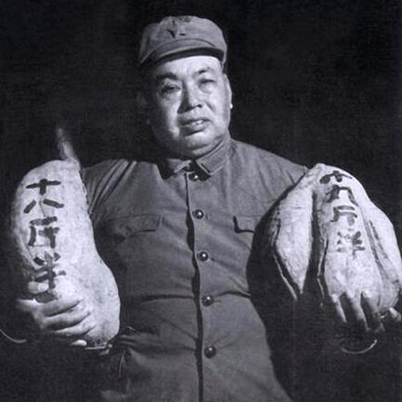 *世友许**两次差点被枪毙，毛主席救了一次，这位少将救了一次