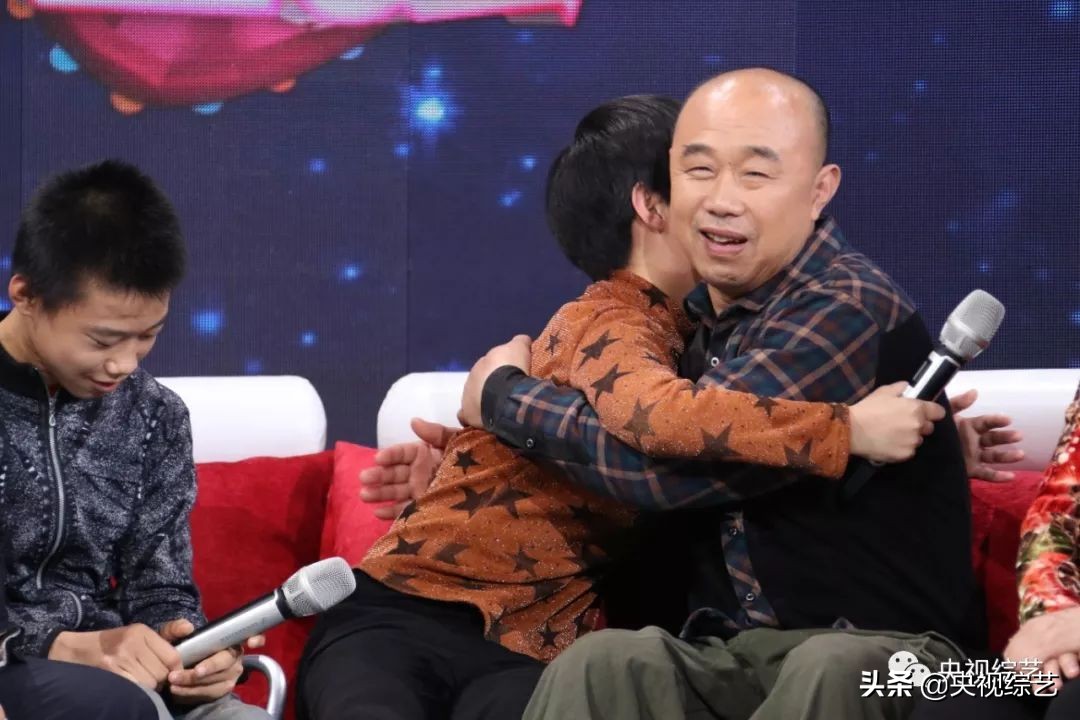 快递小哥感动一幕,帮助脑瘫兄妹的快递小哥