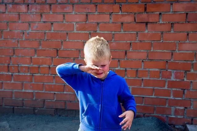 7岁女孩被别人打了怎么教,女孩被男同学往眼里塞纸