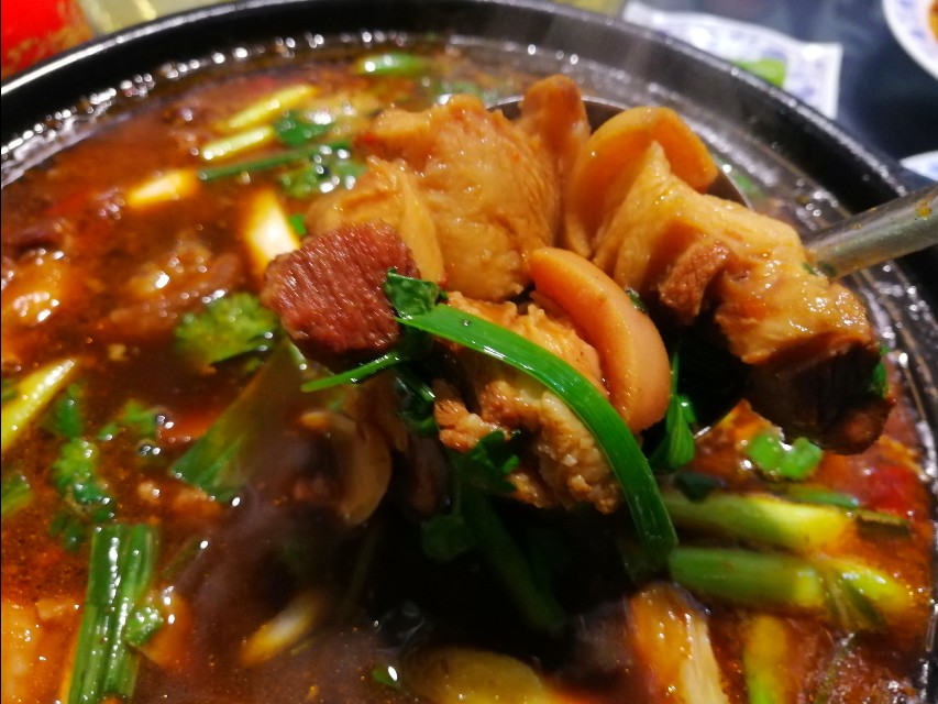 深夜郑州8男2女躲在花园路北环桥头,吃丹江翘嘴鲌,喝方城木瓜酒