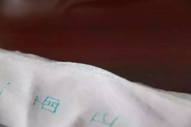 真丝手工卷边教程,真丝0.3卷下摆的卷边技巧