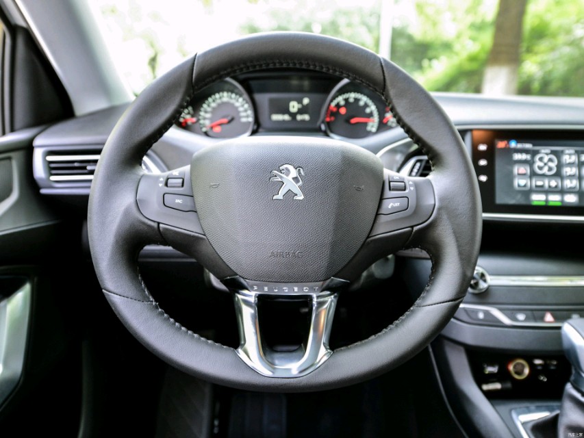 标致308s与高尔夫哪个性价比高,标致308s和高尔夫7对比试驾