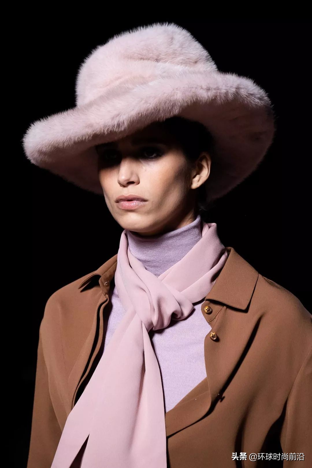 适合冬季脸大显脸小的帽子 (大圆脸适合什么帽子秋冬)