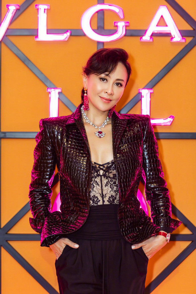 刘嘉玲斜偏分发型图片,刘嘉玲变装后面有惊喜