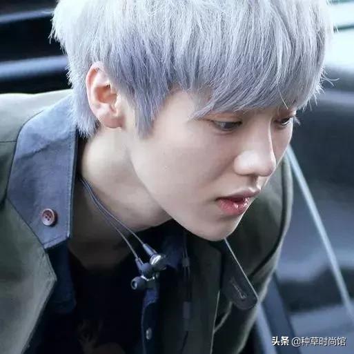 关晓彤素颜自拍与鹿晗撞脸,关晓彤为鹿晗庆生后芭比造型亮相