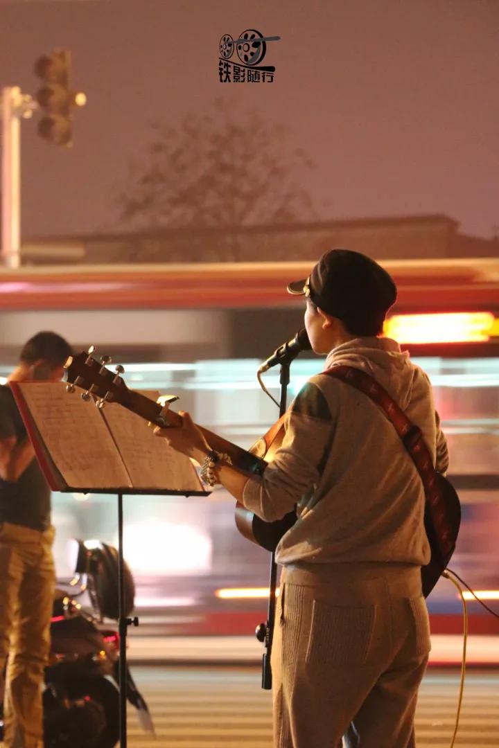 行人车辆请注意火车就要来了,行人车辆请注意火车来了不要抢道