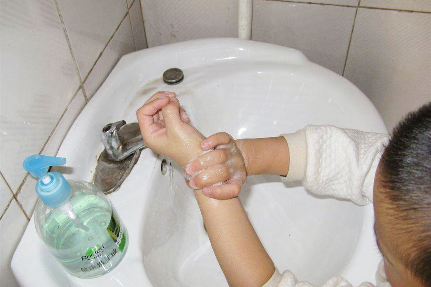 1岁宝宝半夜哭闹抓屁屁,四岁小孩总说屁痒