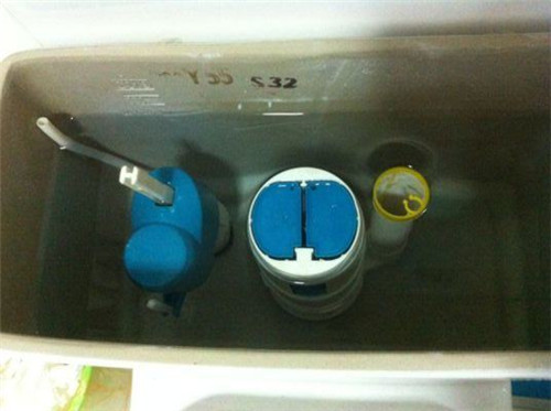 安马桶时从马桶边漏水是咋回事,马桶漏水有可能是马桶内部破了吗