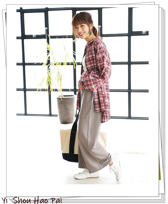 红色小格子衬衫女长袖时尚穿搭,红色格子衬衫配什么颜色裤子好看