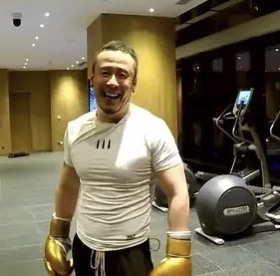 杨坤患病经历,杨坤深夜去医院视频