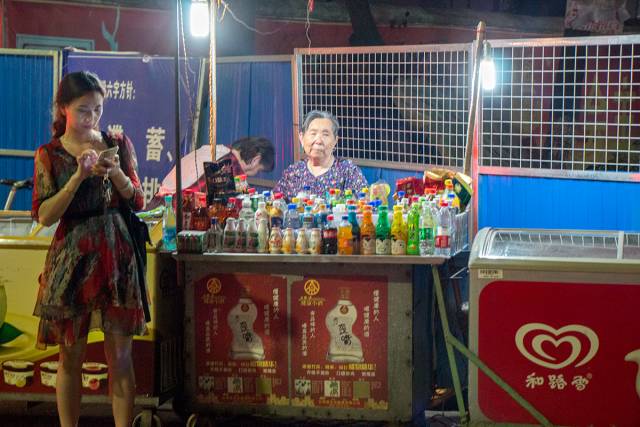 武汉步行街摆地摊,在武汉摆地摊的老乡们