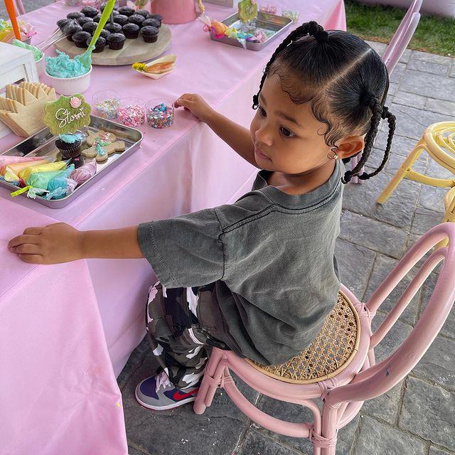 凯莉詹娜和stormi,凯莉詹娜女儿stormi演唱会