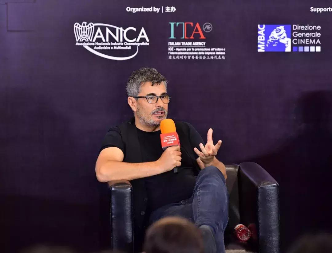 意大利导演保罗杰诺威赛,聚焦演讲视频