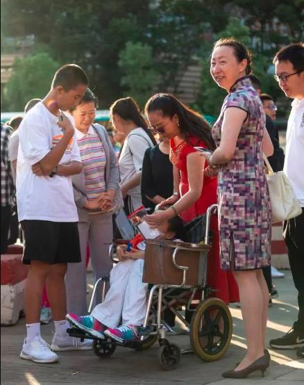 即使因非典而被限制在轮椅上,女孩仍热爱生活,以607分考入川外