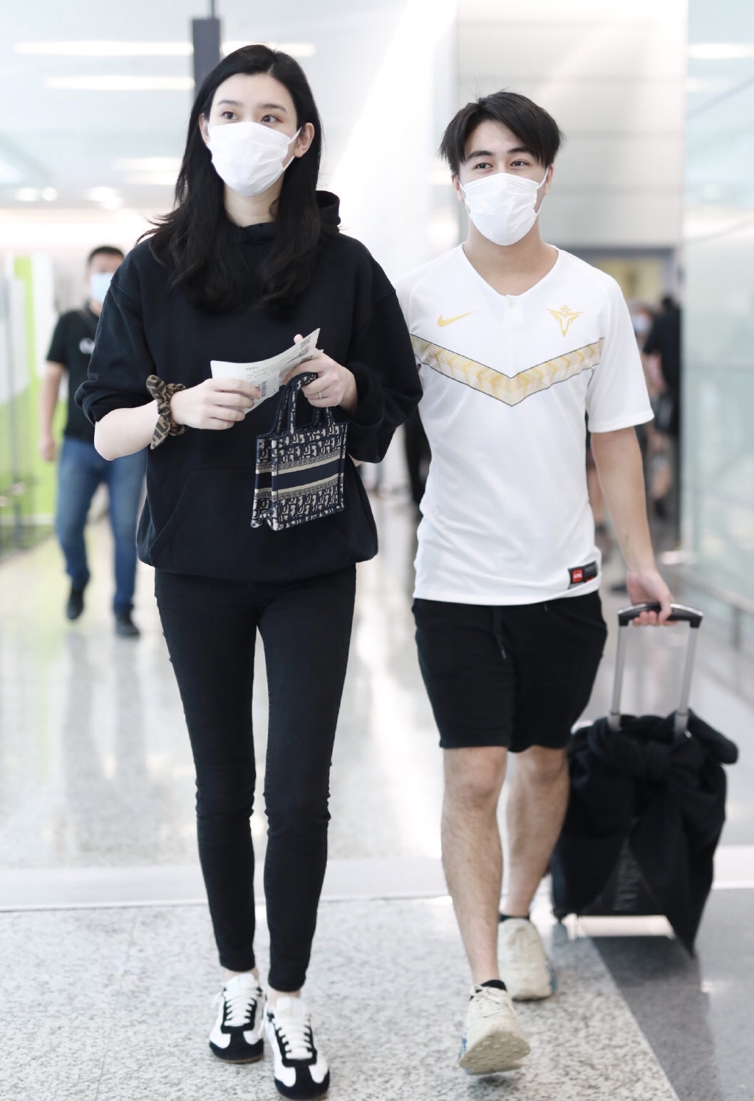 何猷君求婚奚梦瑶穿的增高鞋子,何猷君奚梦瑶比心