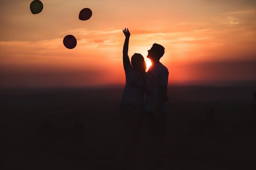 男人见到自己喜欢的女孩什么反应,男人面对真爱的第一反应是胆怯