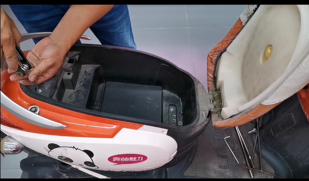 电动车电池老被偷，小傅教你一块钱解决！