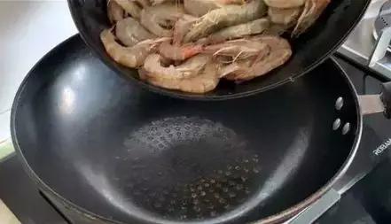 煮大虾是开水下锅还是冷水下锅,清煮大虾是冷水下锅还是热水下锅