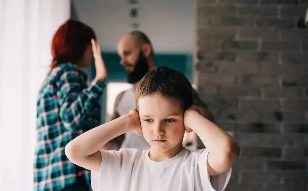 6岁女童被亲妈拔牙后续,6岁女童遭亲妈钳子拔牙热水浇头