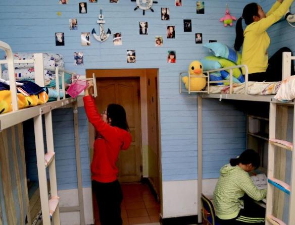 大学宿舍选下铺床位技巧,大学选上铺好还是选下铺好