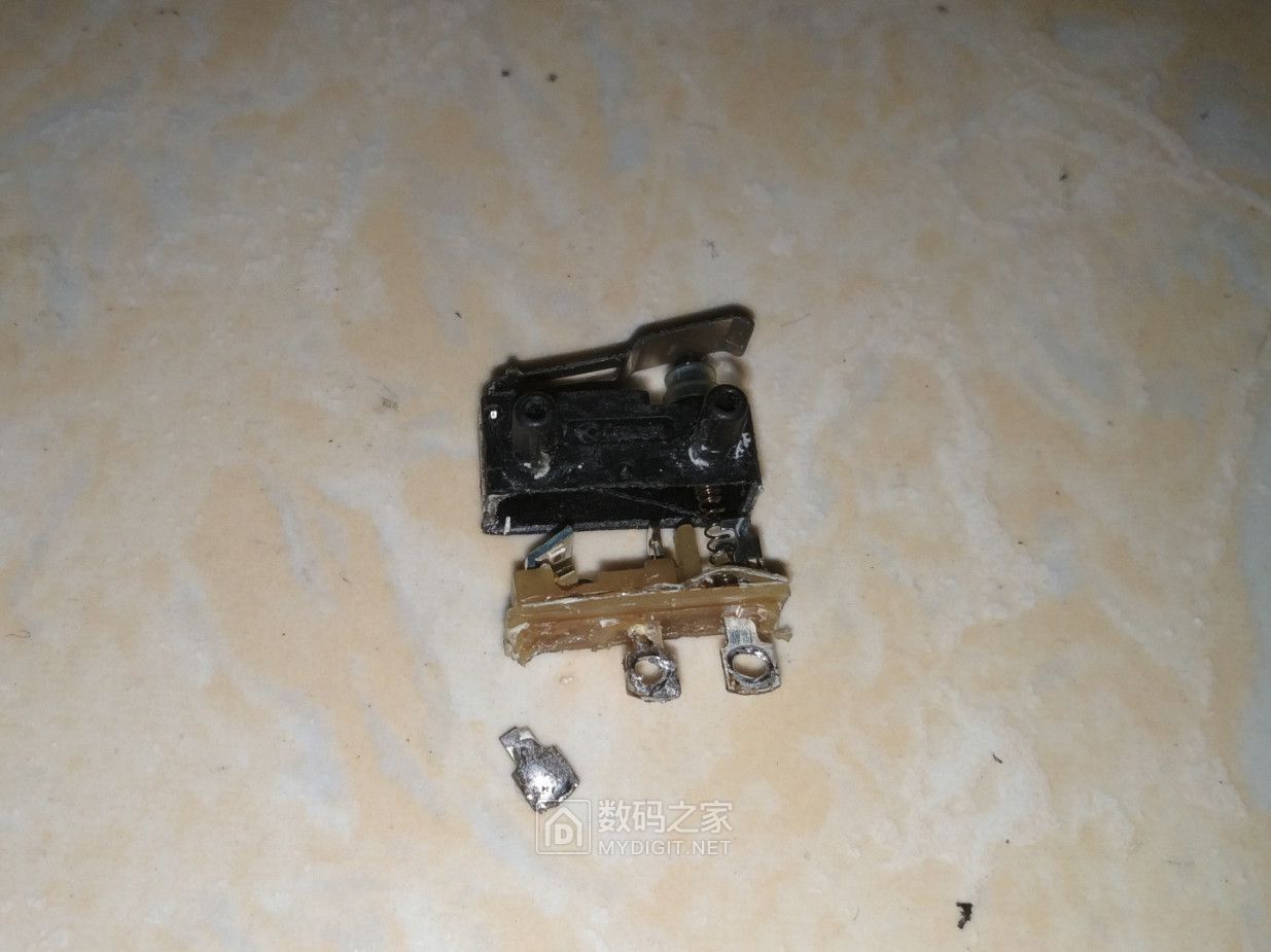 福特嘉年华尾箱关好仪表显示未关,福特嘉年华后备箱锁维修