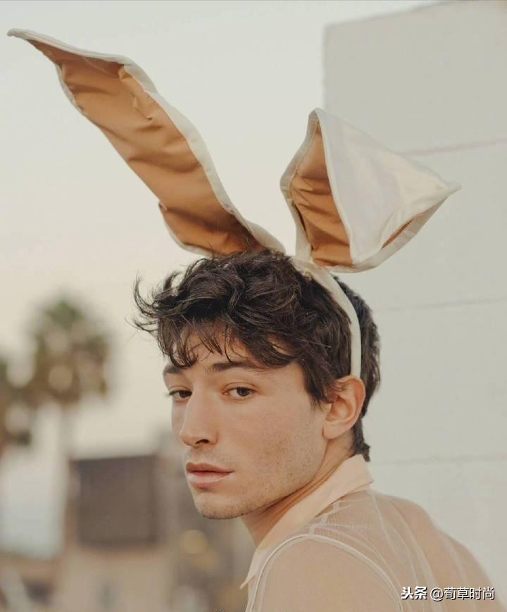 男人骚起来不管女人事!E妹踩高跟穿胸衣演绎性感,不料*袜丝**破了