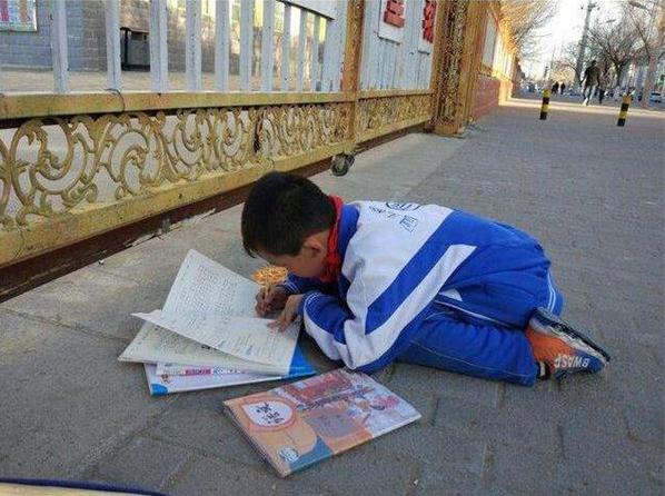 小学成绩第一梯队初中会差吗,小学成绩倒数第一初中还能逆袭