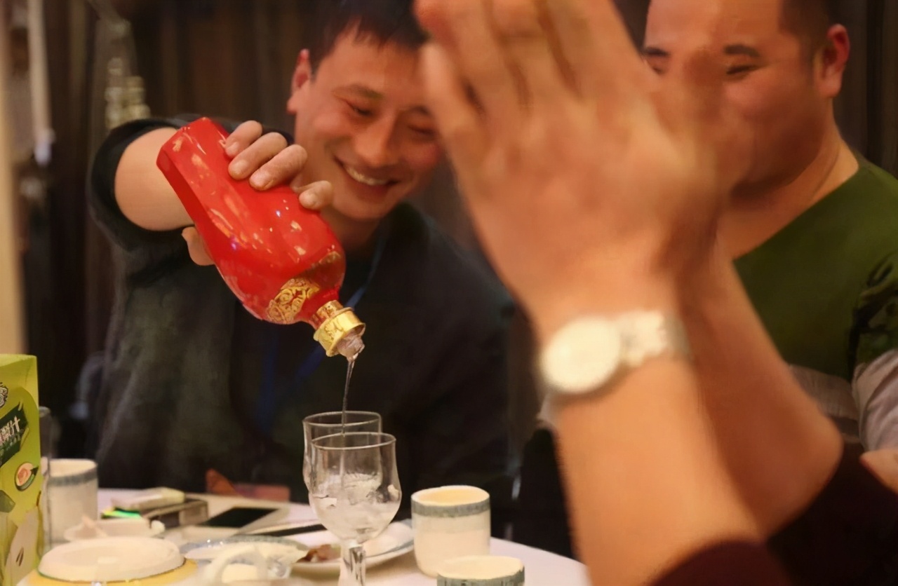 酒桌上同事一直跟我提格局,酒桌同事不和你敬酒怎么办