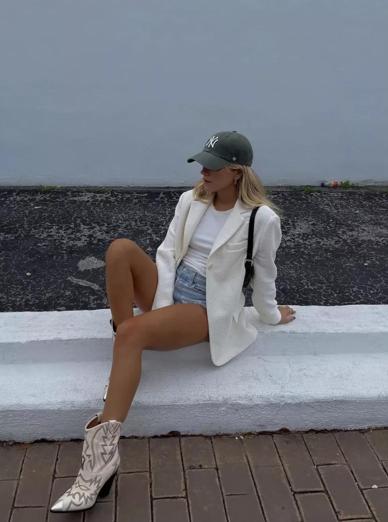 长靴配短裤奇怪穿搭,长靴配短裤怎么穿搭才好看