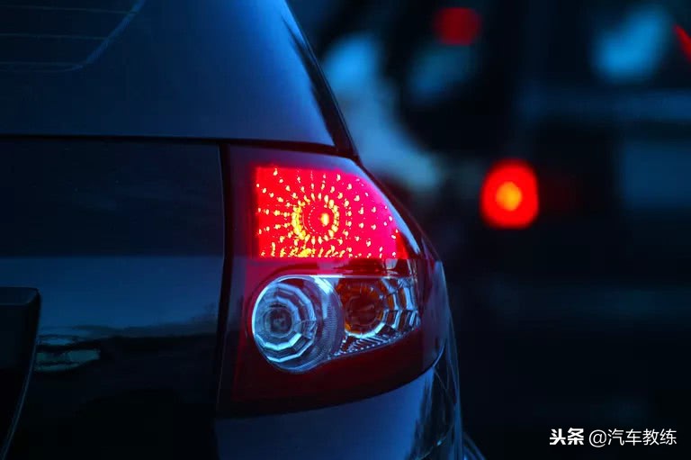 为什么一般车灯比较暗,为什么车灯特别亮呢怎么解决