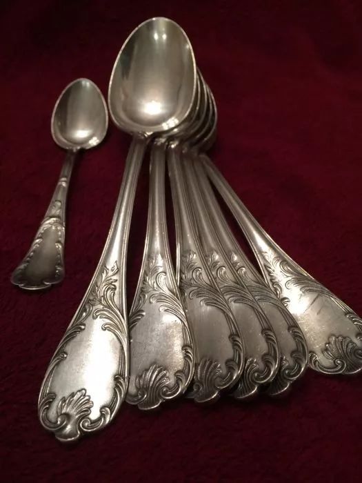 餐桌上饭菜的味道,餐桌上的金属