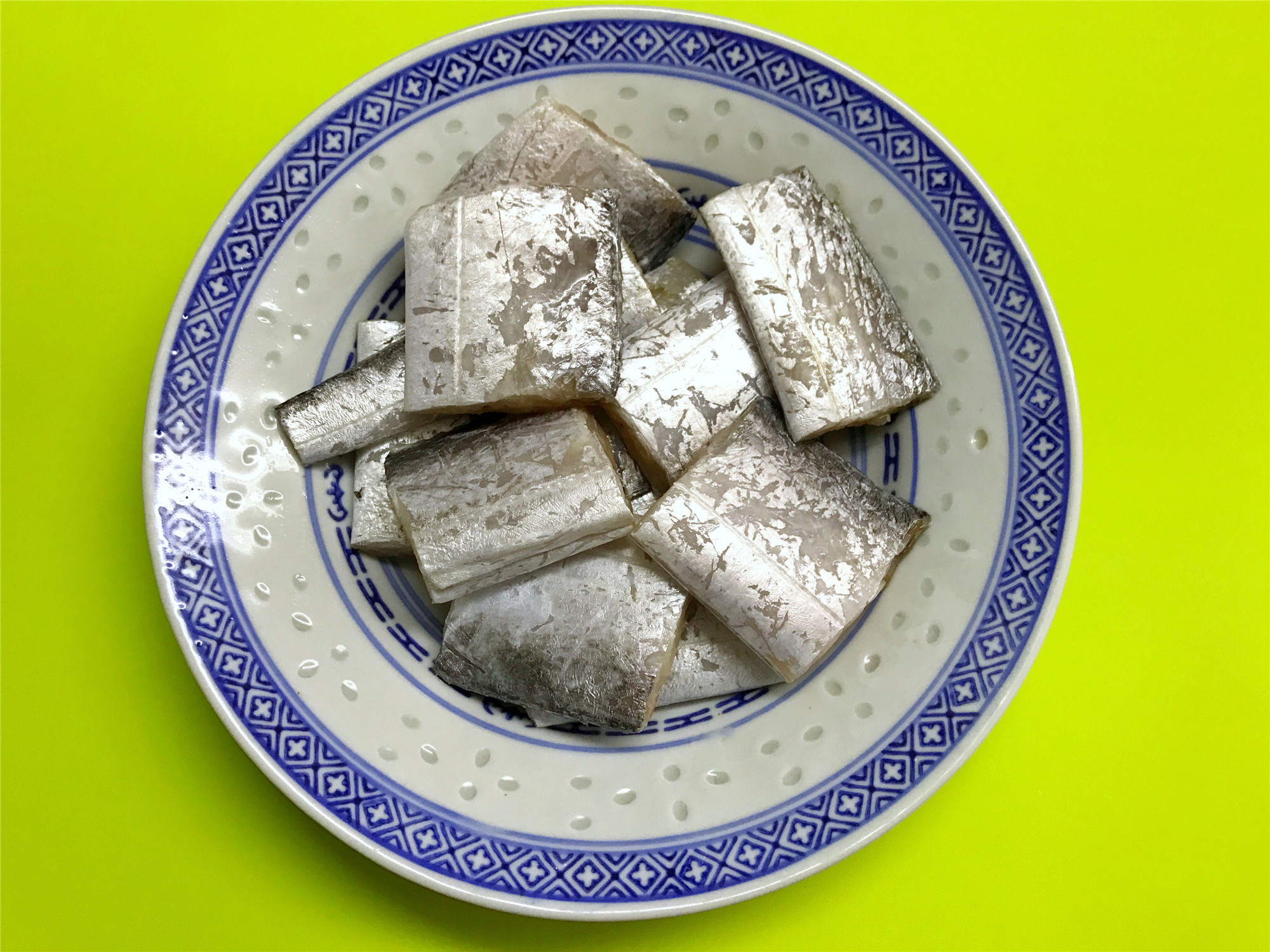 这才是炸带鱼的正确做法香酥鲜嫩,炸带鱼怎么不粘锅鱼肉不会碎