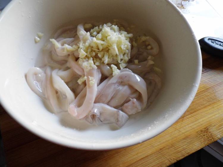 炸鱿鱼圈的做法没有面包糠,饭店炸整条鱿鱼的做法