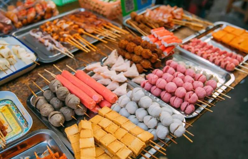 “求求你松手”，46岁妈妈遭12岁儿子掐喉咙，网友：父母没教育好