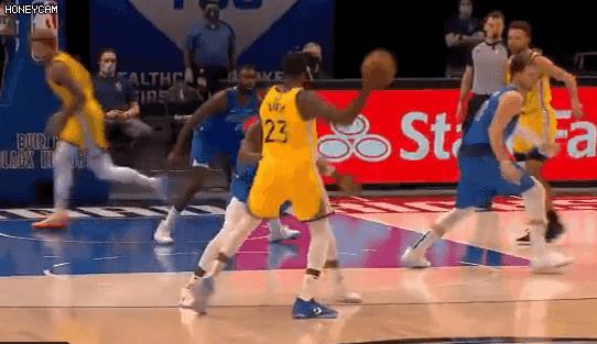 追梦格林上演大师级助攻,库里进球后服了:做望远镜手势“点赞”