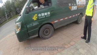 一名邮政车司机做了回“反面教材”怎么回事？