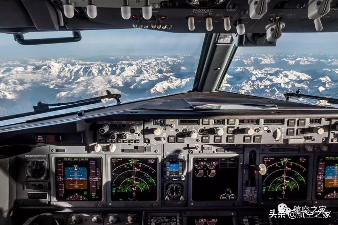 坐飞机时耳朵感到不适如何缓解,坐飞机戴耳机能缓解耳朵疼吗